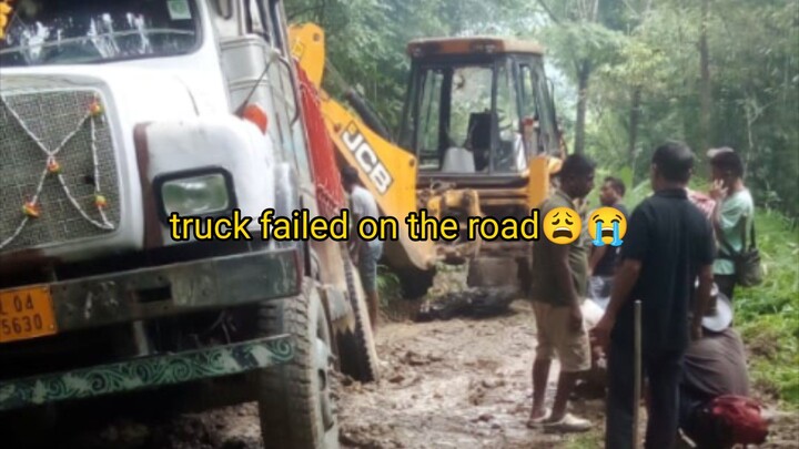 a truck got stuck on the road carrying basic needs to the village😩😭💔