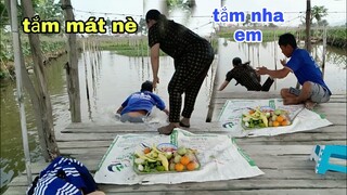 Trái Cây Chấm Muối Ớt Và Cái Kết Tắm Mát Dưới Ao