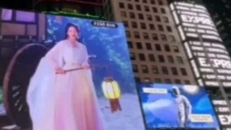 Layar Besar New York Times Square: Para Suster Memegang Lentera di Bawah Rembulan 15s Kenikmatan Mur