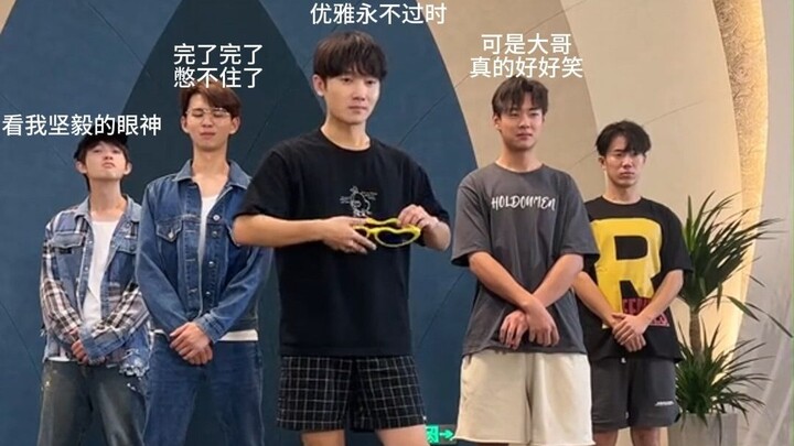 "Nếu bạn cảm thấy bị đe dọa, chỉ cần mỉm cười."