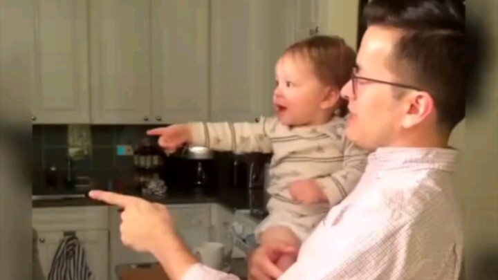 Cute kid: Dad is on the left, and dad is also on the right.