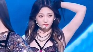 النساء الصينيات حقًا يحملن في جوهرهن جينات الكوميديا. الجميع يُقدّم عروضه بجدية، لكن نينغ تُضحك بجدي