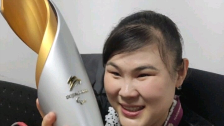 Saat teman tunanetra menyentuh obor Olimpiade Musim Dingin dan Paralimpiade Beijing…