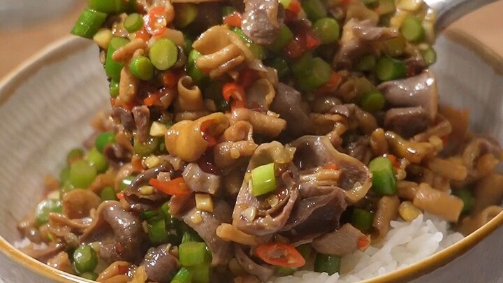 Saving up for a house—no meal costs more than 10 yuan | Meal 55; today’s fare: chicken offal with ga