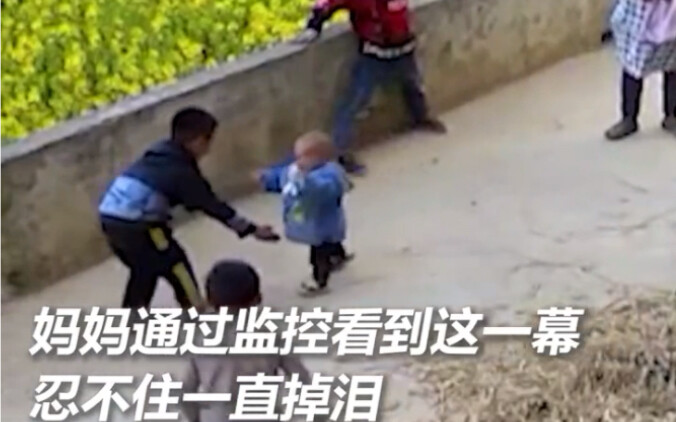 الأم العاملة في الخارج ترى هذه اللقطة عبر الكاميرا وتنهار باكية. الجدة تشتاق لحفيدها الذي التحق بالج