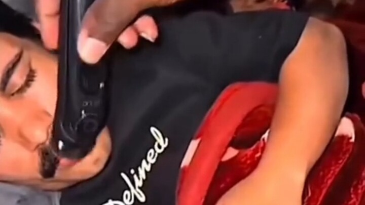 『Orang Barat Mengerjai』Begitu bangun, langit seakan runtuh...