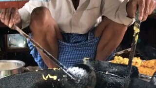 وجبة إفطار هندية في الشارع، فطائر مقلية، لا طعم لها.