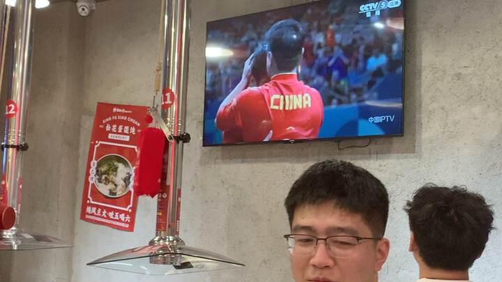 Phàn Chấn Đông vô địch, cả quán nướng vỡ òa trong tiếng reo hò!