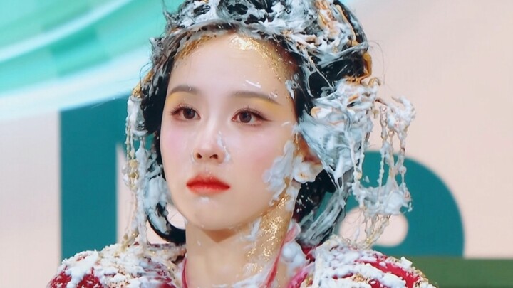 Trò chơi trừng phạt là phạt kiểu này à?! Sao đầu đầy bọt lại càng đẹp hơn thế này, khuôn mặt đúng là