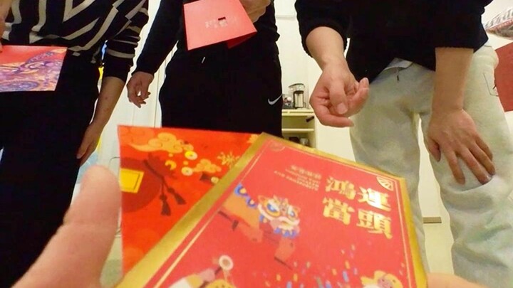 ลูกน้อยได้ซองแดงแล้วกลับจะให้พ่อซะงั้น ดีที่พ่อ “เข้าใจโลก” ดี