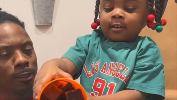 หนูน้อยทำกาแฟ เธอคงกำลังจะทำแฟรปเป้ ขั้นตอนเลยค่อนข้างเยอะ ส่วนพ่อของหนูน้อยก็นั่งอยู่ข้างๆ คอยให้กำ