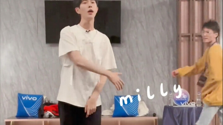 这哪里是32岁啊，简直就是18岁大男孩，朦朦练习版爱情鸟