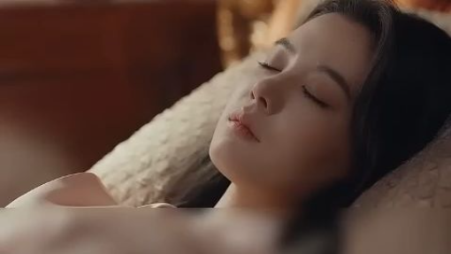 Sang CEO tak tertarik pada siapa pun, tapi jatuh cinta pada gadis gila yang kabur