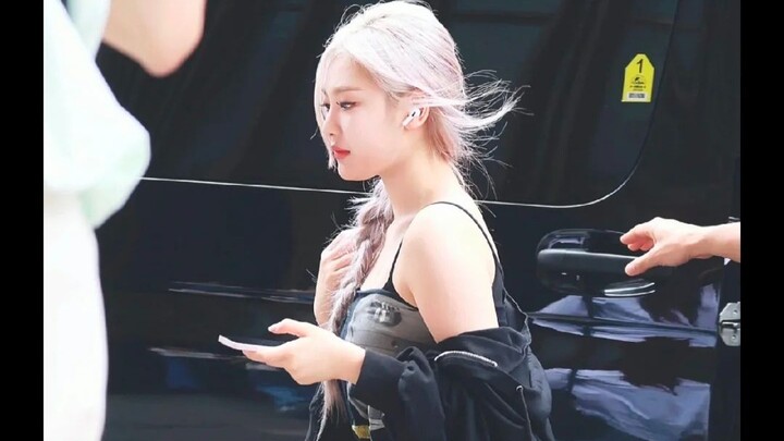 Ketika Ningning melihat dirinya yang melompat-lompat terekam kamera......