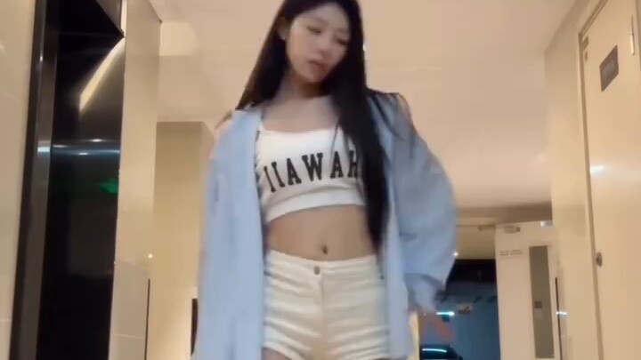 Trong trường hợp duỗi chân mà không dùng bộ lọc làm đẹp, bạn sẽ chọn đi chân trần hay đi giày cao gó