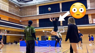 (Volleyball game) Superb air-staying ability - fake spike and real pass