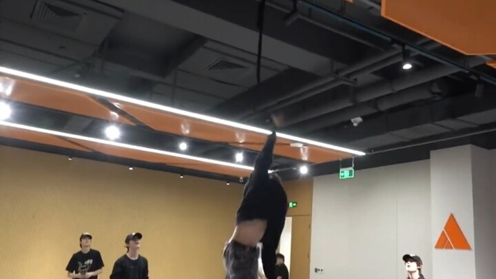 【Liu Yaowen】Dance class turned into a high jump session! A little "die for you" practice room—so han