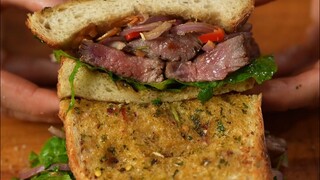 这个点应该都饿了吧？这份酥脆蒜蓉面包牛排三明治，不来一口？