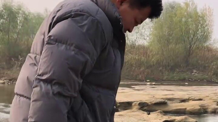 The steel bars that were being sharpened by the Lengwa River in Shaanxi were accidentally washed awa