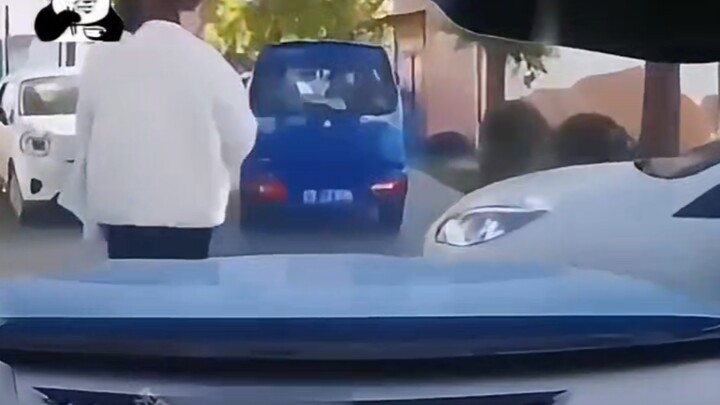 Cô gái bế em bé chen ngang, chàng trai nhấn ga một phát, quyết không chiều cái tật xấu của cô…