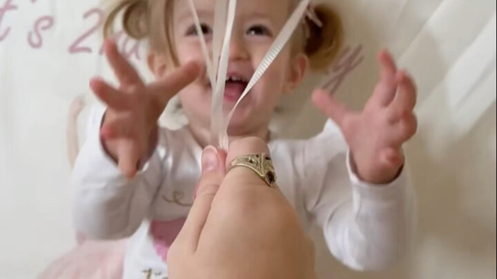 علاقة أخوات عميقة: في عيد ميلاد الأخت الصغيرة الثاني، يوثّق والداها كل لحظة جميلة بينهما.