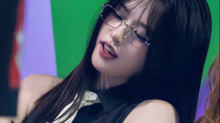 Đen X Vạn like: YooA xem reaction sân khấu “like JENNIE”, cún con cũng đến xem concert rồi kkk | 25/