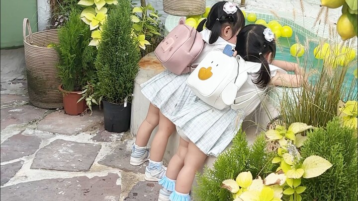 Cặp song sinh thần đồng bộ, đôi bạn thân cả đời!