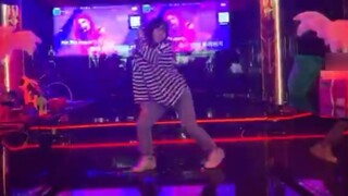 Black pink—Forever Young I also hate dancing in KTV hhh~ The people opposite are all adults (shame..
