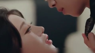 BF menjualku kepada paman CEO yang dingin demi uang, tapi CEO menikahiku