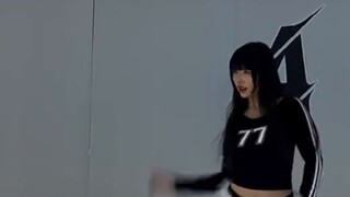 ใครก็ได้ให้ยืมกระโปรงผ่ายาวหน่อยสิ! - - -