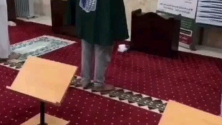 meski sibuk mengcosplay, jangan lupakan ibadah dan kewajiban mu yaa 😇