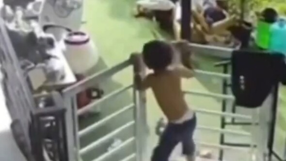 Câu chuyện về cậu bé và cánh cửa