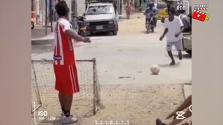 Ấy em không cố ý đá vào đấy :(
