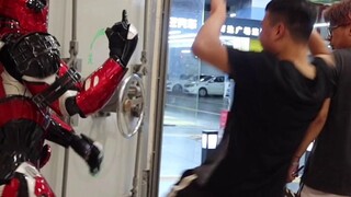 Street Prank 01: ฟิกเกอร์ Deadpool ขนาดใหญ่ที่ทำจากเหล็กปรากฎตัวในลานจอดรถ