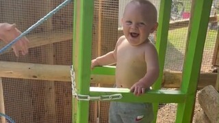 爸爸为宝宝定制了专属“私人电梯”，还要负责陪玩，小家伙看起来真的好开心鸭！