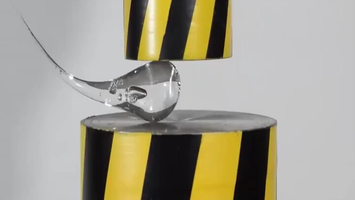 This is the first time I saw a hydraulic press fail.