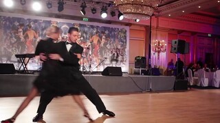 Đôi chân thanh lịch của điệu tango này;