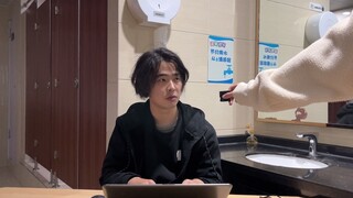 《关于同事被撵到厕所这件事》