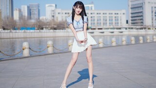 她对我笑，她不会喜欢我吧！