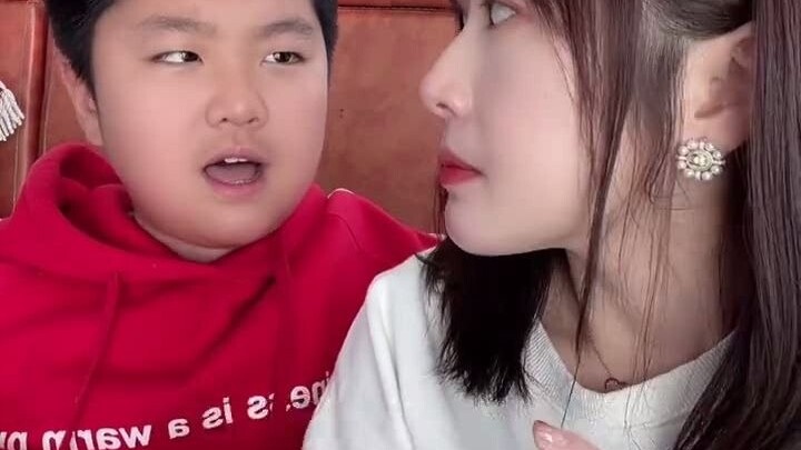 ที่บ้านมีน้องชายคนโตอยู่ ก็เลยไม่ได้รักมาก ฉันก็เลยตีไปหน่อย แหม ก็แค่เล่นๆ น่ะ~