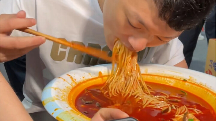 Another fearless challenger breaks the record with instant noodles! This handsome guy tackled a 100-
