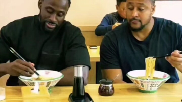 รวมคลิปบอดี้การ์ดของพี่ชายไทรอยด์เป็นพิษที่ได้เงินเดือนแล้วเที่ยวฟรี กินฟรี ดื่มฟรี