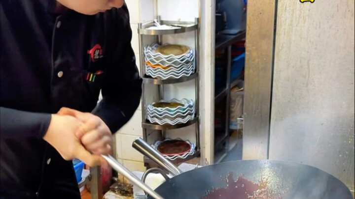 طاهي الكانتونية هذا الذي تتقن يداه المهارة جدّاً يتمتع بجاذبية كبيرة! #مأكولات هونغ كونغ[موضوع]# #ال