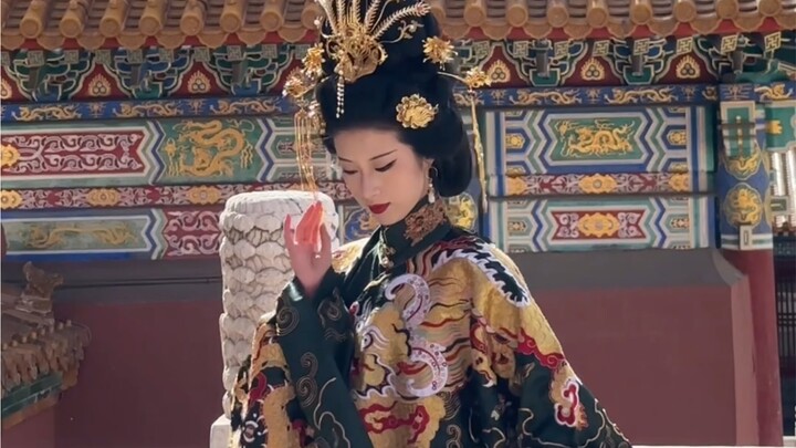 Dengarkan aku, kalau mau berbusana Hanfu di Istana Terlarang, pilih yang mewah dan mencolok saja