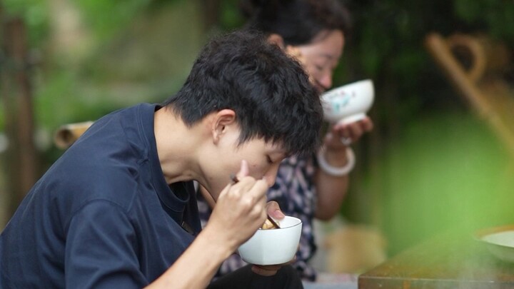 Rain really goes hand in hand with hot pot—today I even used Dad’s prized treasure to simmer a soup,