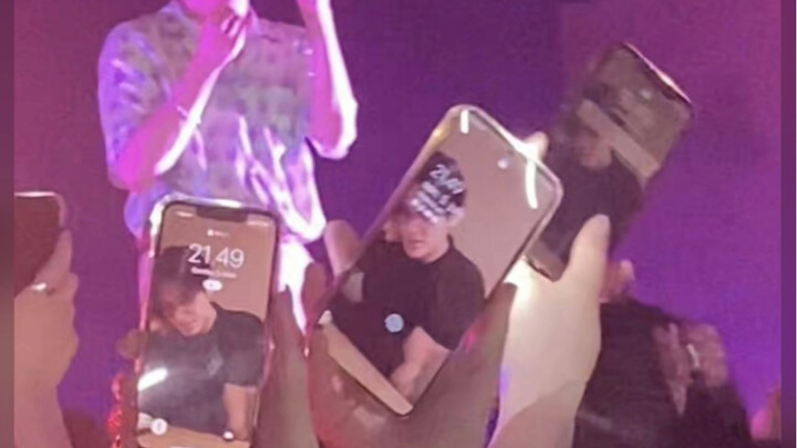 Kim Min-kyu’s photos are insanely popular—fans are all using them as wallpapers; he’s officially a v