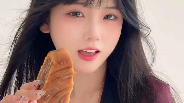 Kue bulan sekecil ini cukup untuk siapa saja, kalau dilihat tetangga orang asing pasti mengira kita 