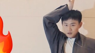 [IM NOT COOL][Kim HyunA] A macho man dances in a strong wind with his hairline receding. Can he main