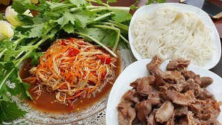 ส้มตำปลาร้านกึ่นไก่แซ่บๆ(แนะนำผักใหม่กินแล้วสะใจมากๆจร้า)