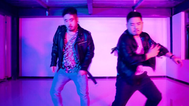 A super-A male singer and dancer, EXO's "Love Shot (Announcement)"